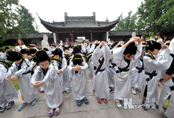 南京小学新生夫子庙里举行“开笔礼”