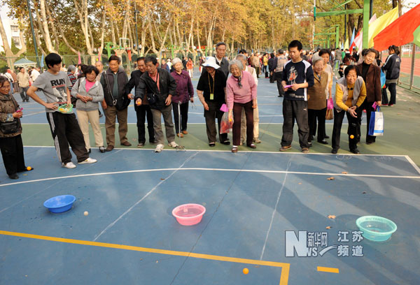 南京：退休老教师开心过重阳