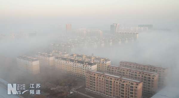 江苏省盱眙县城区出现平流雾奇观