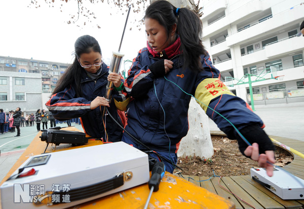 南京：中学生演练“科技抗灾救援”