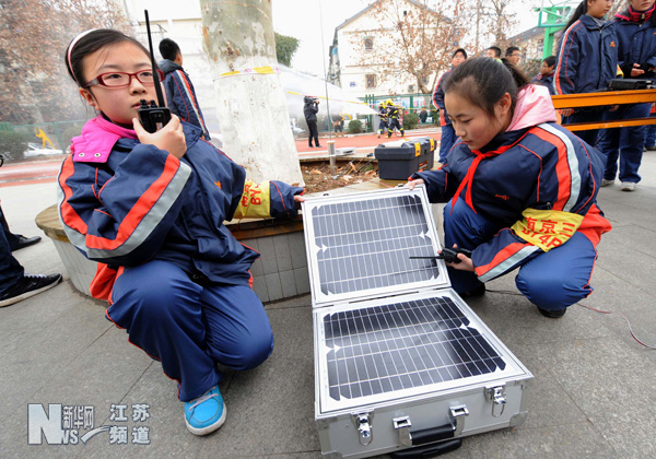 南京：中学生演练“科技抗灾救援”