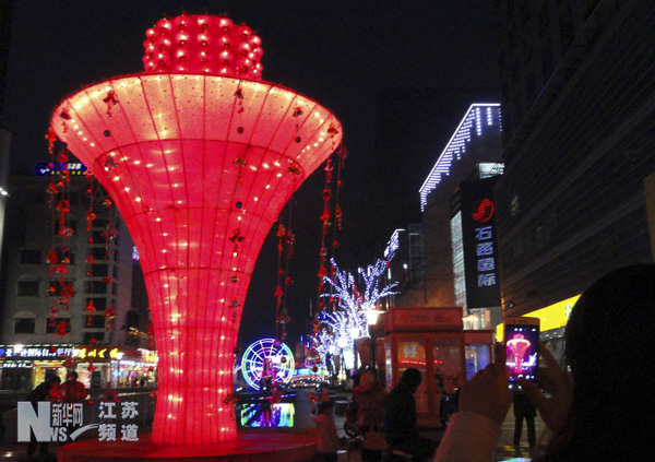 苏州巨型彩灯“花篮”亮灯迎新年