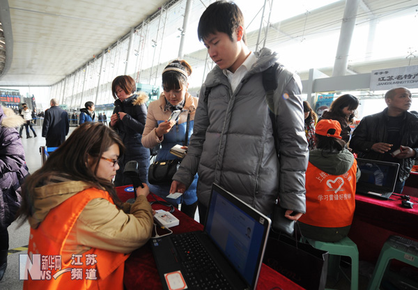 南京火车站实现全部电脑实名验票进站