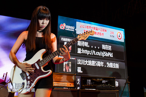 南京举行高校原创摇滚音乐会 为雅安地震灾区祈福