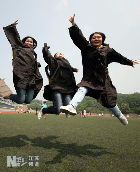 南京工业大学几名毕业生在校园里拍摄趣味毕业照留念