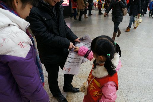 南京雨花外国语小学义卖报纸献爱心