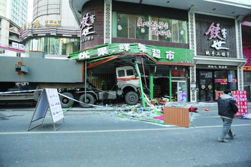 大连：超市飞来横“货”众人废墟里挖人