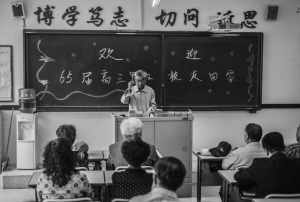 沈阳：毕业50年后 老人们再听老师讲课