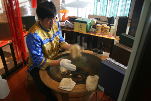 沈阳凯宾斯基饭店明前龙井炒茶节启幕