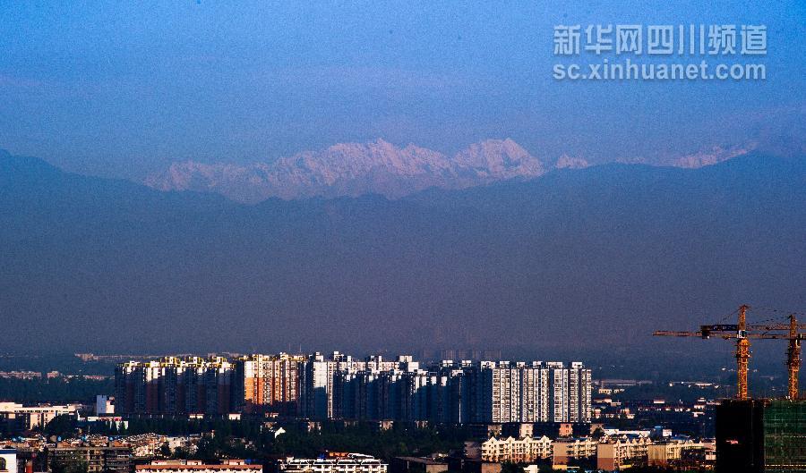 成都重现“窗含西岭千秋雪”美景