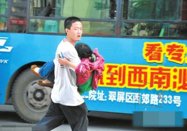 高考抱昏迷女生送医男生考290分:没想是这个成绩(图)