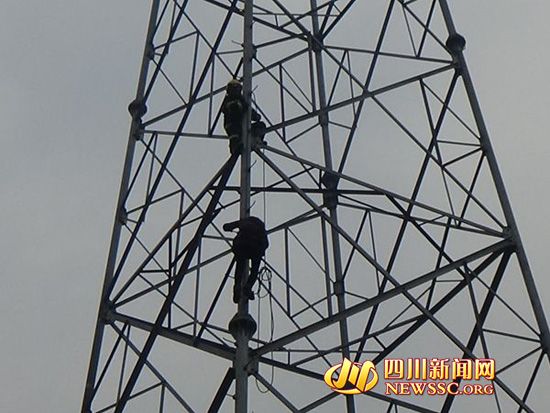 四川什邡中年妇女爬上70米高压铁塔欲轻生(图)