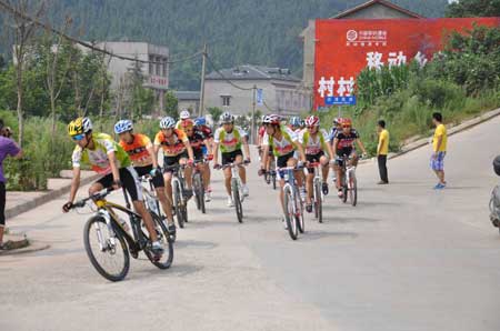 四川德阳举办山地自行车大赛