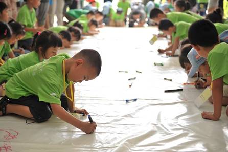 青少年绘画比赛在蓉举办 10米长卷寄语成都