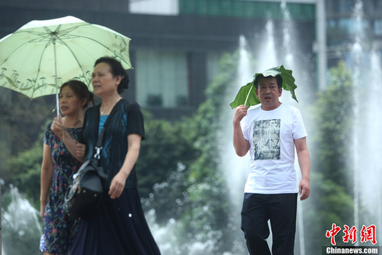 多地遭遇高温天——青岛海滨浴场成“人海”