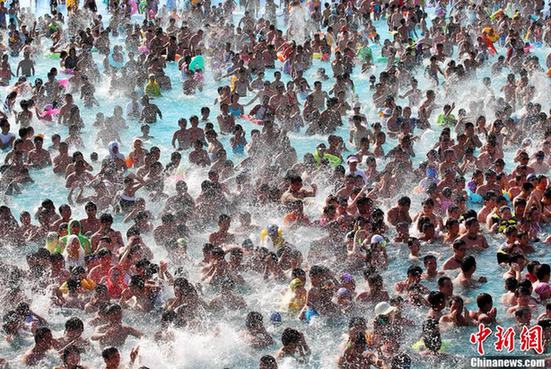 多地遭遇高温天——青岛海滨浴场成“人海”