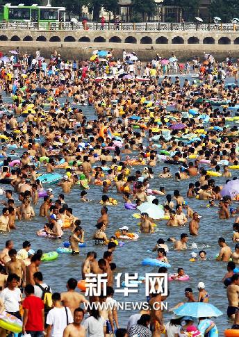 青岛：游客海滩“下饺子”