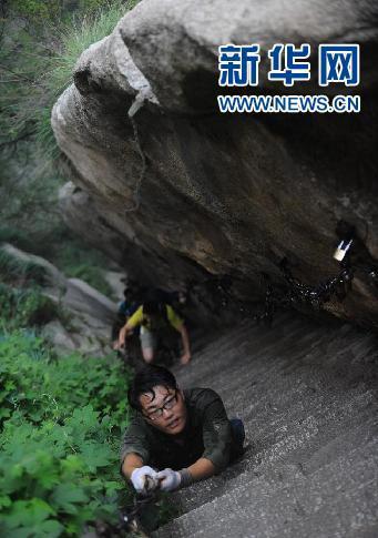 山东无腿男子登顶华山