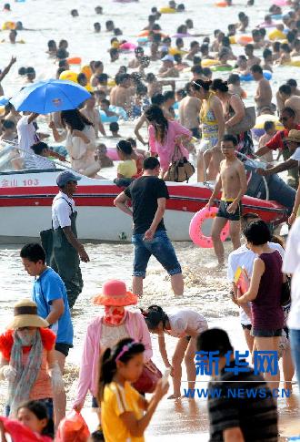 青岛：海水浴场整改 确保游客利益