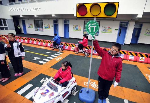 济南小学生校园内体验交通实践