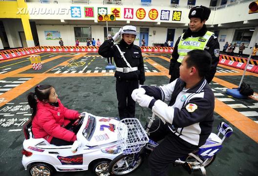 济南小学生校园内体验交通实践