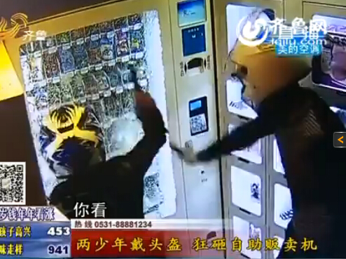 监控实拍：济南两少年头戴头盔行窃成人用品店