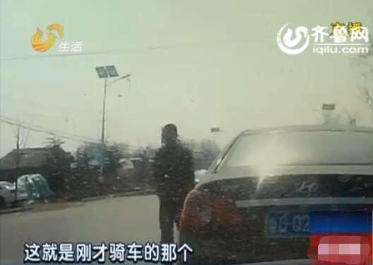 监控实拍：潍坊大胆飞车贼中午在街边砸车窗盗窃