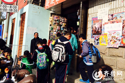 调查:济南小学生扎堆零食摊 “五毛钱”辣条糖果热销