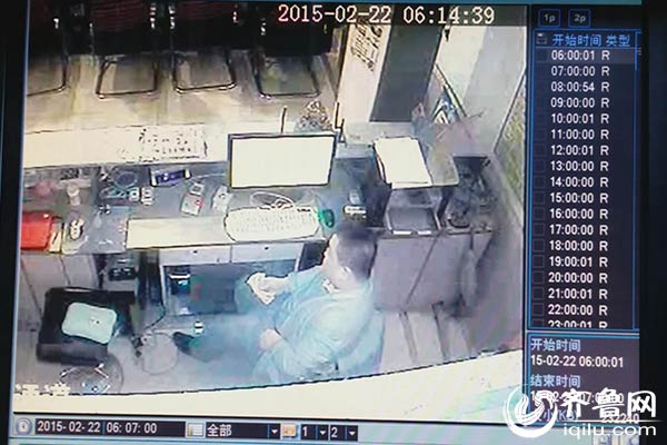 实拍济南一网吧内贼盗窃过程：将钱塞入内裤后潜逃