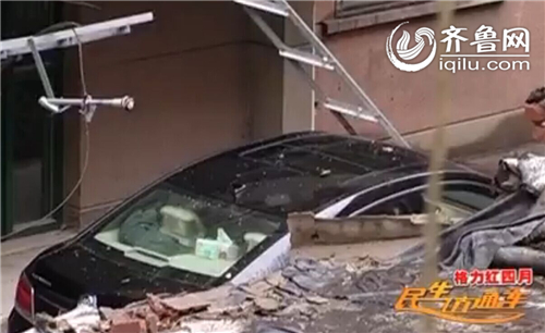 济南：大风刮倒信号塔 砸坏两辆小轿车受损严重