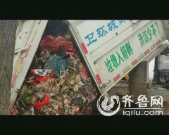 郯城：村头池塘填满垃圾恶臭难闻 垃圾车排队倒垃圾
