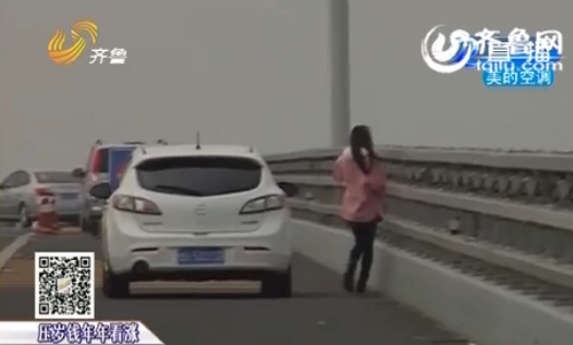 青岛跨海大桥成“景区” 游客在紧急停车带观海