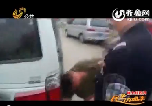 济宁：两货车司机头撞警车打民警 多次自残躲避检查