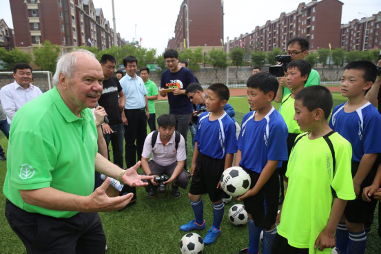 中国国家男足前主教练在青岛西海岸新区推广校园足球文化