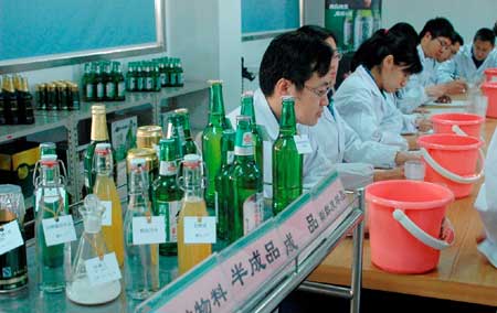 青啤酿酒师教品酒 一口15—20毫升最能享受啤酒