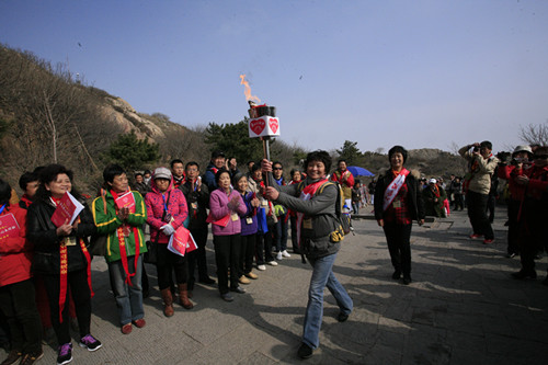 抗癌代表齐聚泰山，传递抗癌圣火