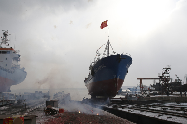 山东烟台新年环保新型渔船下水
