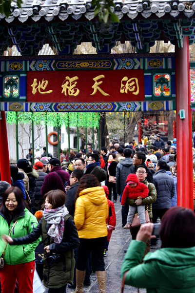 济南趵突泉景区春节张灯结彩迎接游客