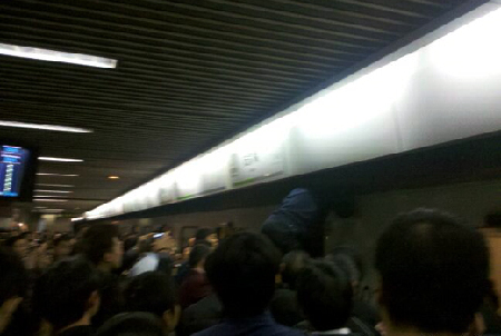 上海地铁一男子扒窃失手趴车顶逃窜 导致列车延误
