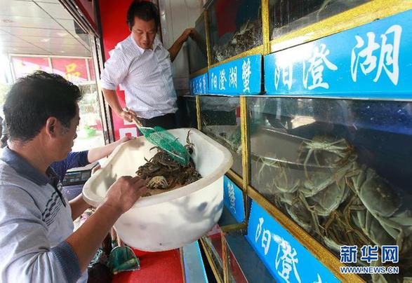 上海市场大闸蟹出现滞销价格回落