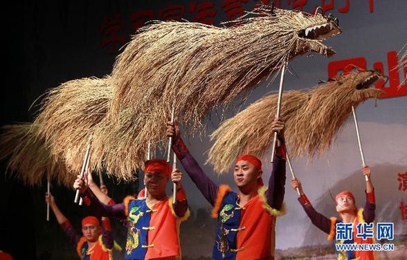 上海：农民歌舞剧校园展风采