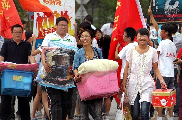 华东师范大学迎来新生报到日