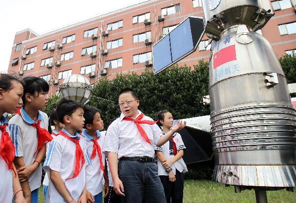 上海：“外来娃”与航天专家面对面