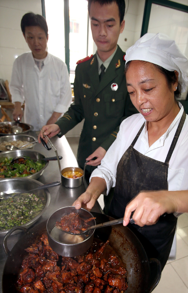 7年“爱心午餐”接力情暖老人心