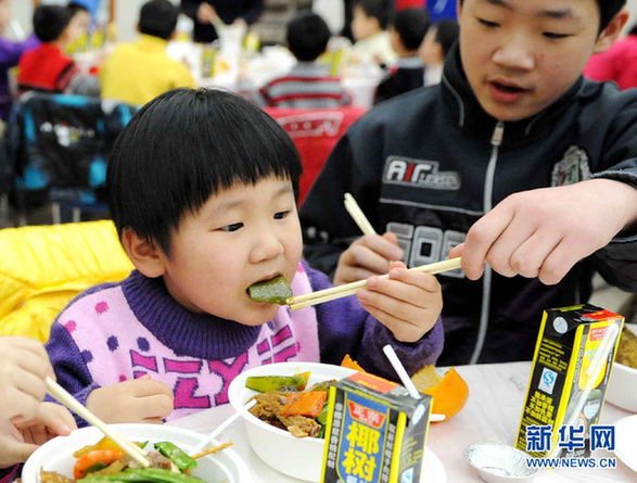 福利院的孩子们欢歌笑语过新年