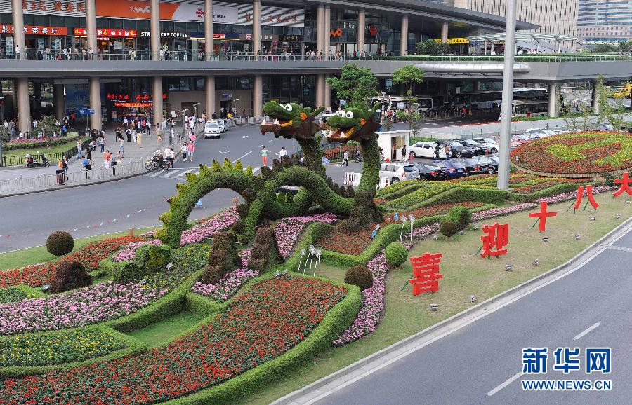 “双节”将至 街头节日氛围浓