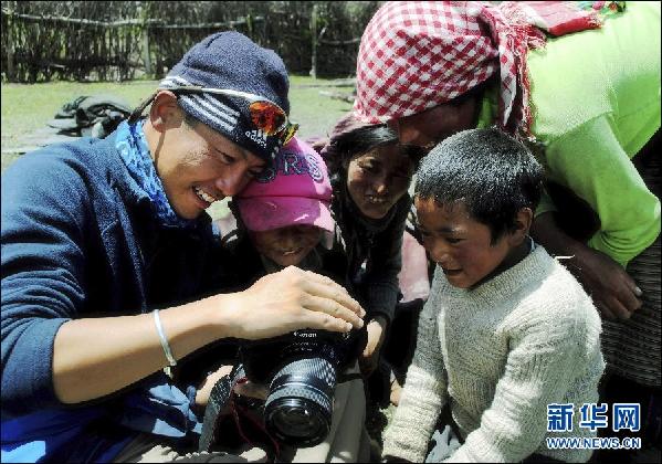 上海一志愿者单骑环中国边境线骑行爱心募款助学