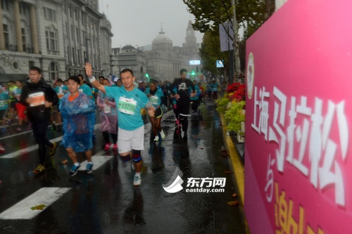 2014“上马”雨中鸣枪 3万5千人参赛创历史新高