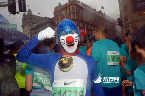 2014“上马”雨中鸣枪 3万5千人参赛创历史新高