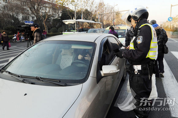 沪交警严查路口违法 电子警察揪出